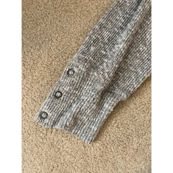 Evereve Women's Grey Ribbed V-Neck Sweater Snap Button Cuff Marled Knit- Size S - Picture 6 of 7